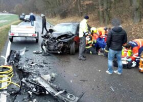 Dvě vozidla se čelně srazila u Nebovid