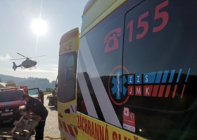 K zavalenému muži v Lomnici letěl vrtulník