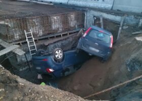 Dvě auta skončila na sobě v hluboké jámě na staveništi na Znojemsku