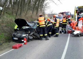 U čelní srážky dvou vozidel zasahoval vrtulník