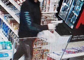 S pistolí v ruce přepadl benzínku