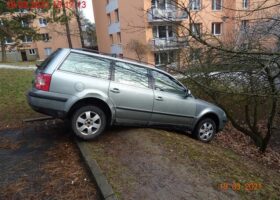 Zaparkované auto se samo rozjelo a zůstalo viset nad svahem