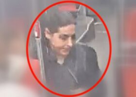 Pátrání: V tramvaji vytrhla cizince telefon z ruky, pak na ní vytáhla nůž
