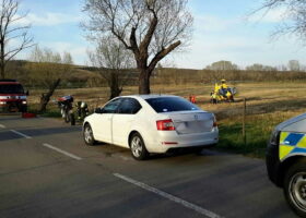 U nehody motorky a auta zasahoval vrtulník