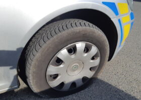 Vandal propíchal pneumatiky policistům, z kola ho srazil voják