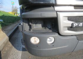 Z kamionu ukradli světla, zatímco v něm odpočíval řidič
