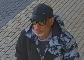 Cyklistka si v košíku zapomněla peněženku, kolemjdoucí jí odcizil