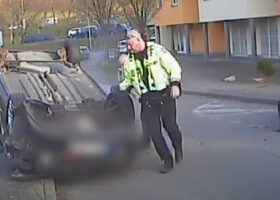 Silně opilý muž bez řidičáku otočil auto na střechu přímo před hlídkou strážníků