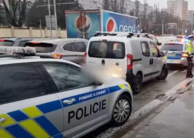 Šofér řídil se dvěma zákazy a kradenými značkami