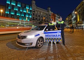 Cestující odmítal vystoupit z autobusu, skončil v poutech
