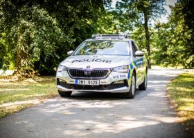 Mladíci cestovali na spřáhlech vlaku, expres nouzově stavěl