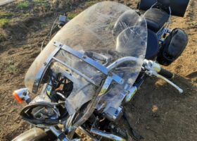 Motorkář po vyhýbacím manévru skončil v poli, policie hledá řidiče SUV