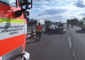 D1 u Brna stála po střetu auta s dodávkou, zranilo se pět osob