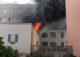 Při požáru přístavku v Ivančicích se nadýchalo kouře 19 lidí