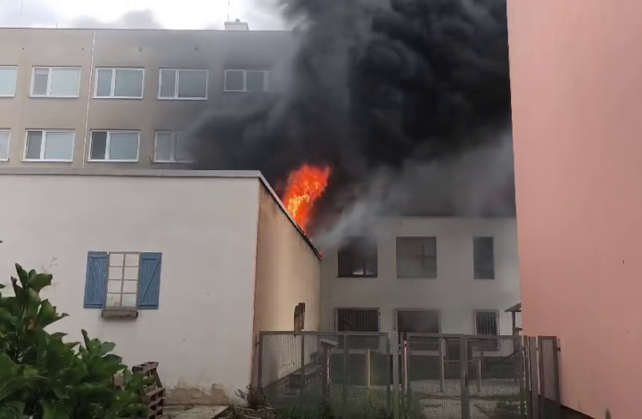 Při požáru přístavku v Ivančicích se nadýchalo kouře 19 lidí
