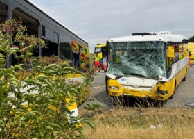Při střetu dvou autobusů u Lechovic se zranilo 32 lidí