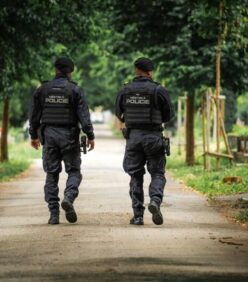 Agresivní mladík rozbil sklo ve dveřích, strážníkům pak vyhrožoval