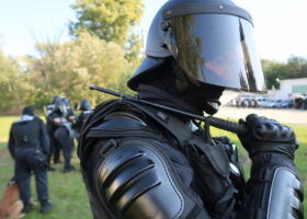 Policie nasadí na Zbrojovku se Spartou stovky policistů