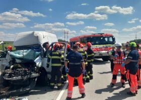 Střet dodávky s kamionem uzavřel D2 u Brna, hasiči vyprošťovali zraněného řidiče