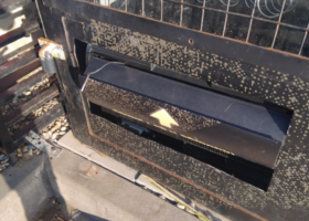 Trojice chtěla vybrat automat s konopnými výrobky. Dívka byla v pátrání
