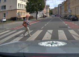 Stačila chvíle nepozornosti. Policie ukázala situaci z brněnského přechodu