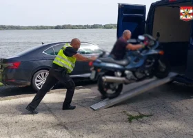 Motorkář ujížděl policistům, stroj mu zajistili