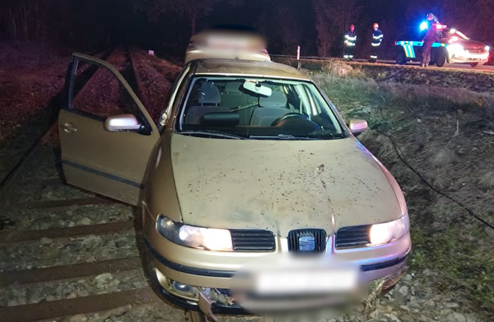 Řidič ujížděl policii až dvoustovkou, zastavily ho až koleje