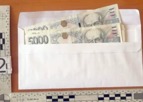 Obálka s penězi u žádosti o pronájem. Dar občanům, tvrdil žadatel