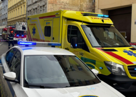 Žena v Bystrci volala o pomoc, byt otevřeli strážníci