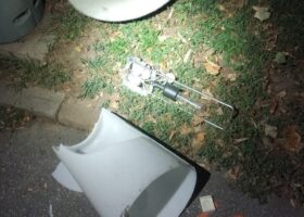 Vandal kýval lampou, až ji poškodil. Strážníci ho našli u kostela